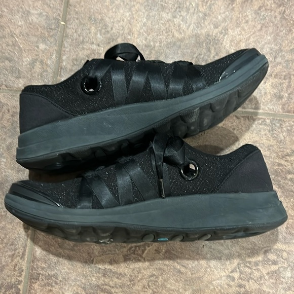 Slip on walking shoes​ - Picture 4 of 8